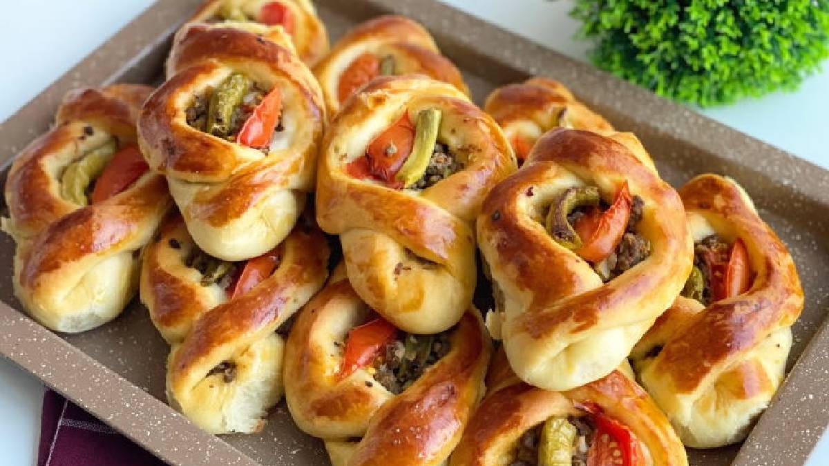5 çaylarında herkes parmaklarını ısıracak! Hem lezzetli hem pratik karnıyarık poğaça tarifi…