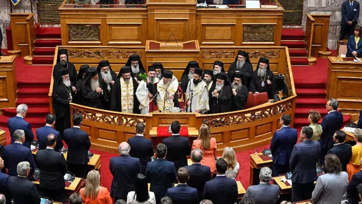 Yunan parlamentosunda üç farklı yemin: Kur'an'a el bastılar