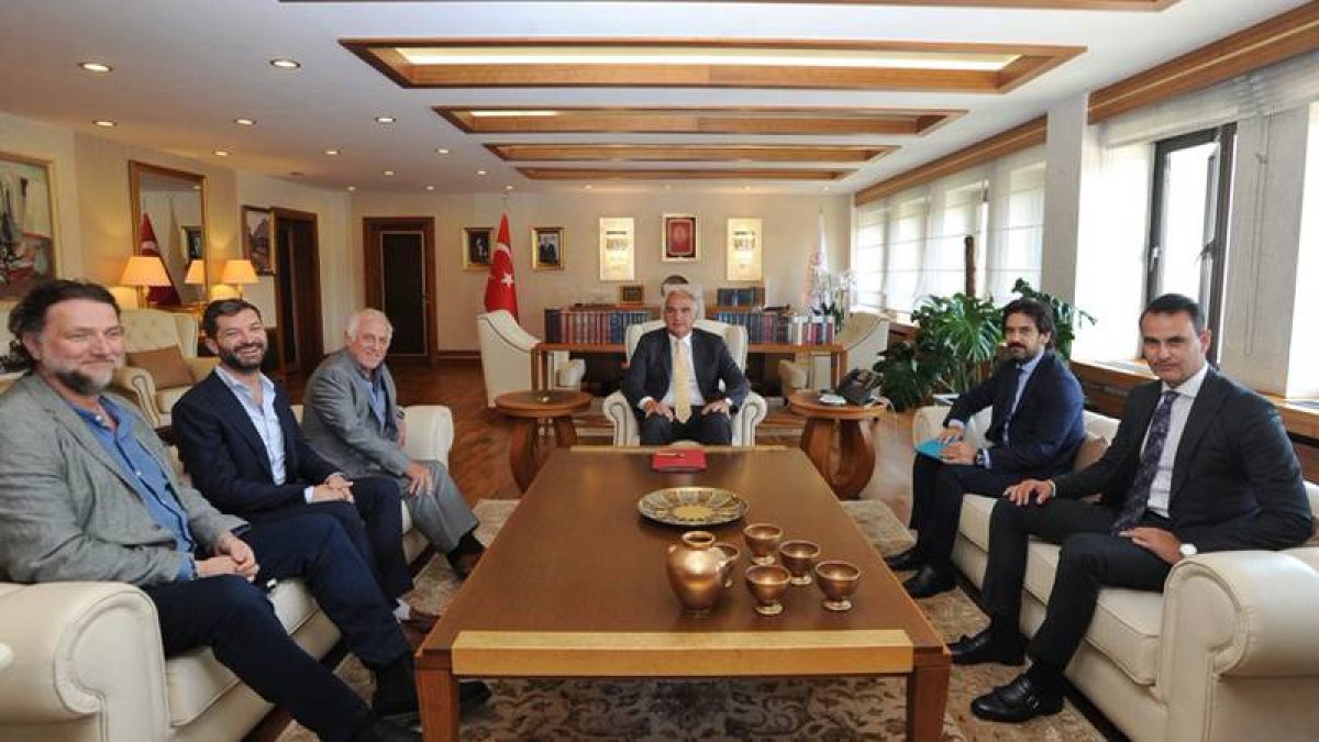 Bakan Ersoy yapımcı James Brock ile bir araya geldi