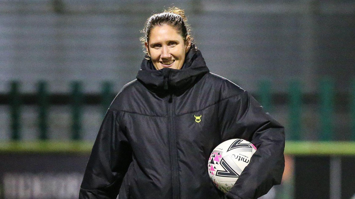 İngiliz futbolunda bir ilk: Kadın teknik direktör, erkek futbol takımını yönetecek