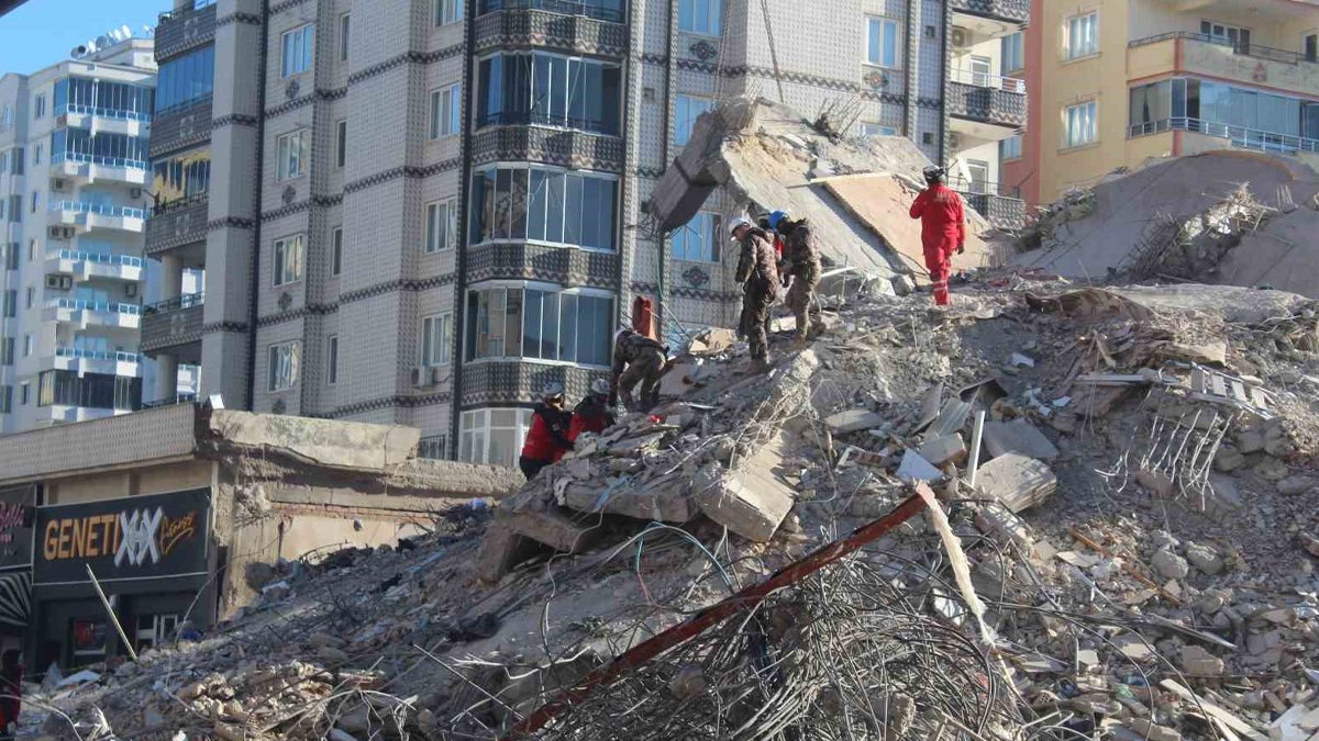 Deprem felaketinde 49 kişiyi hayattan kopardı: 11 katlı mezar inşa etmişler!