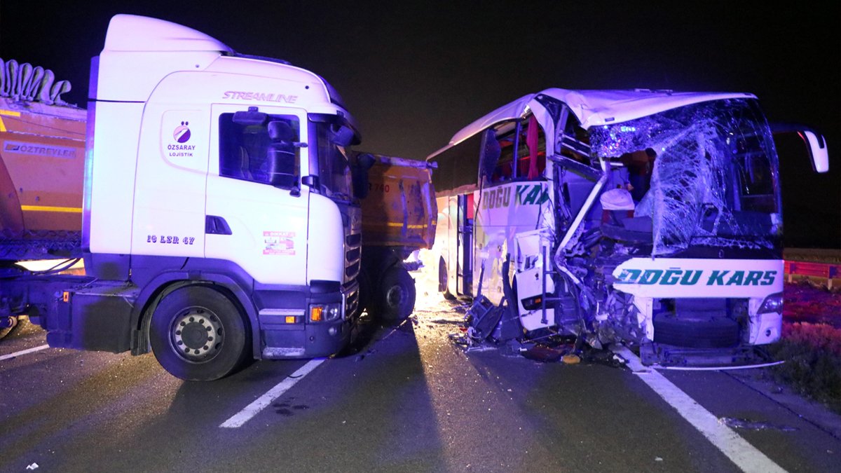 Bolu'da TIR ile yolcu otobüsü çarpıştı: 1’i ağır 18 yaralı