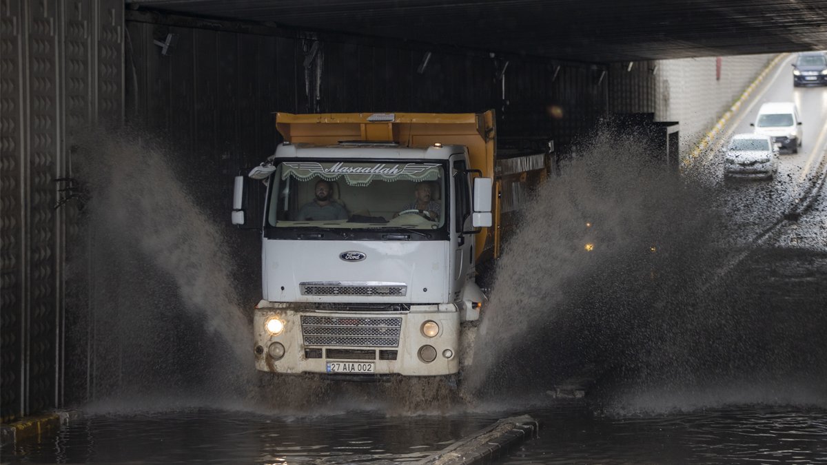 Erzurum'u sağanak ve dolu vurdu