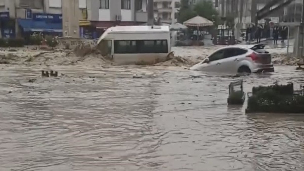 Devrek'te sel felaketi: Araçlar su altında kaldı, sürücüler camdan atladı