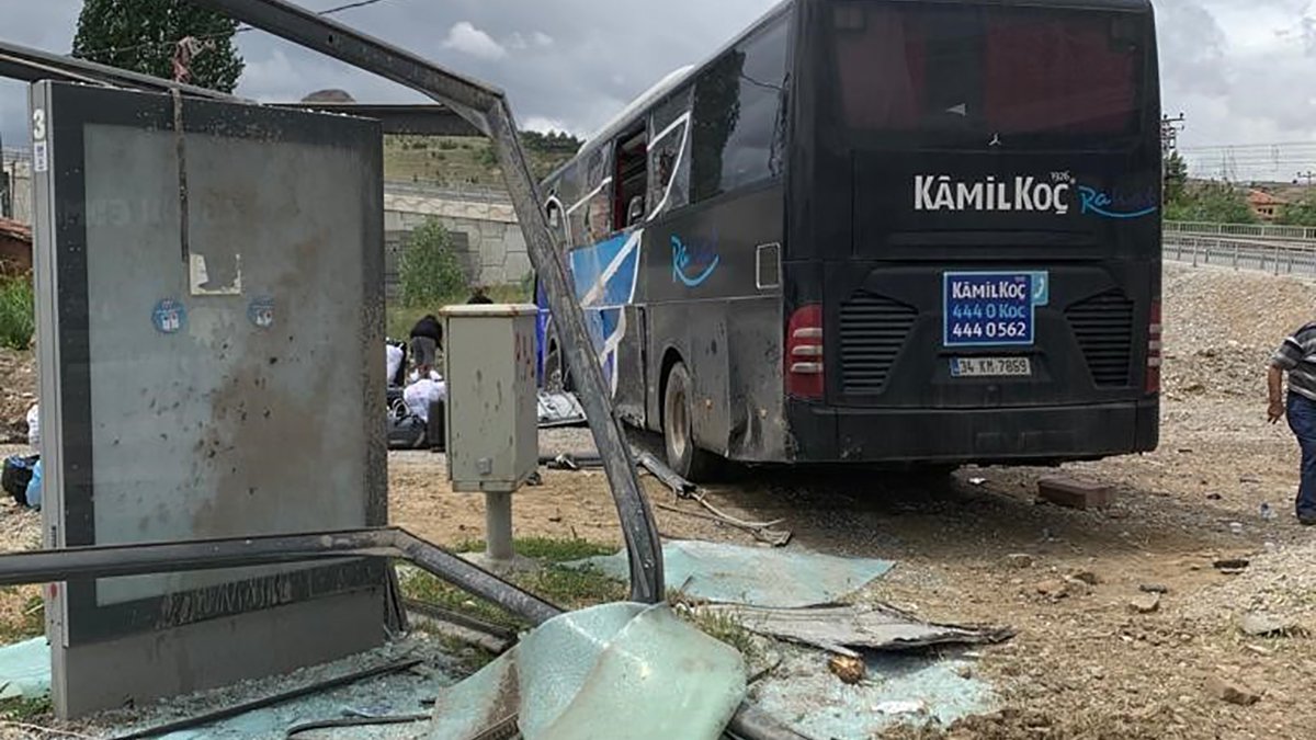 Kontrolden çıkan yolcu otobüsü durağa daldı! Yaralılar var