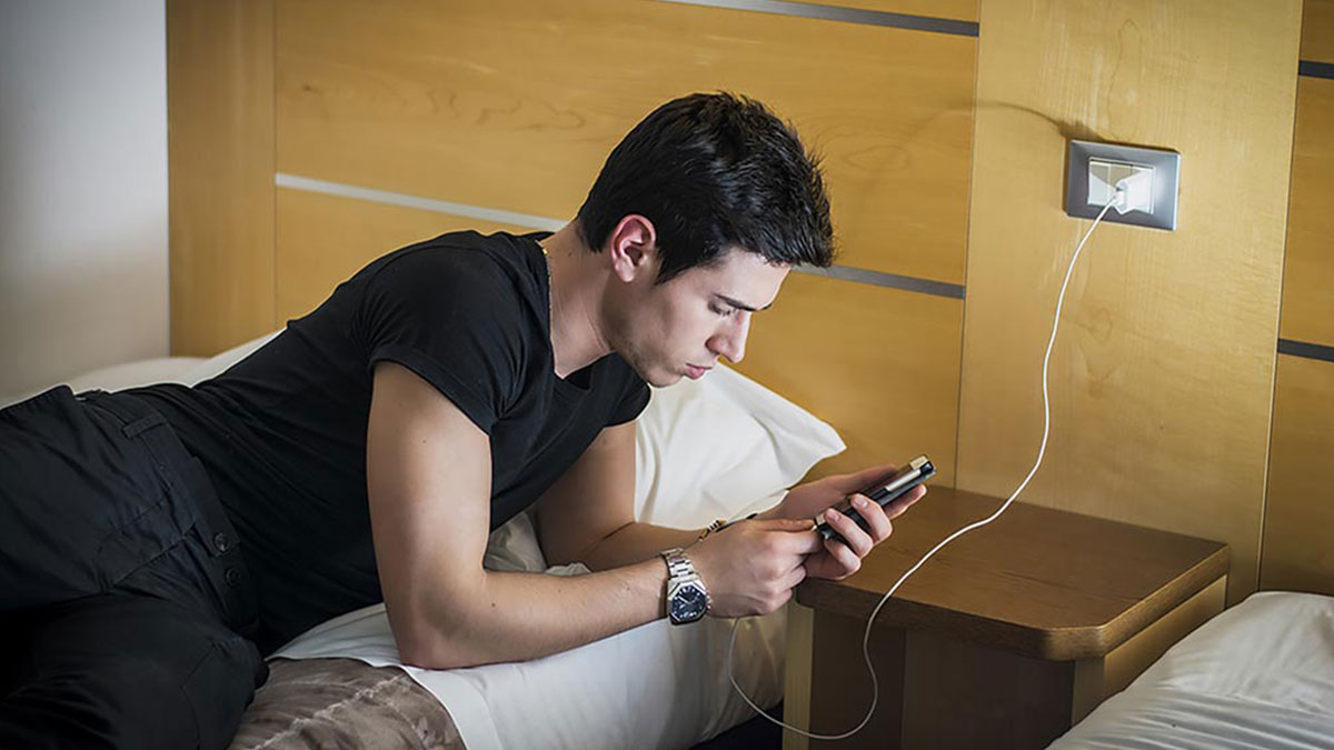 Nedenini öğrenince şarj olan telefonunuzu elinize dahi almayacaksınız! Uzmanı, video çekerek anlattı