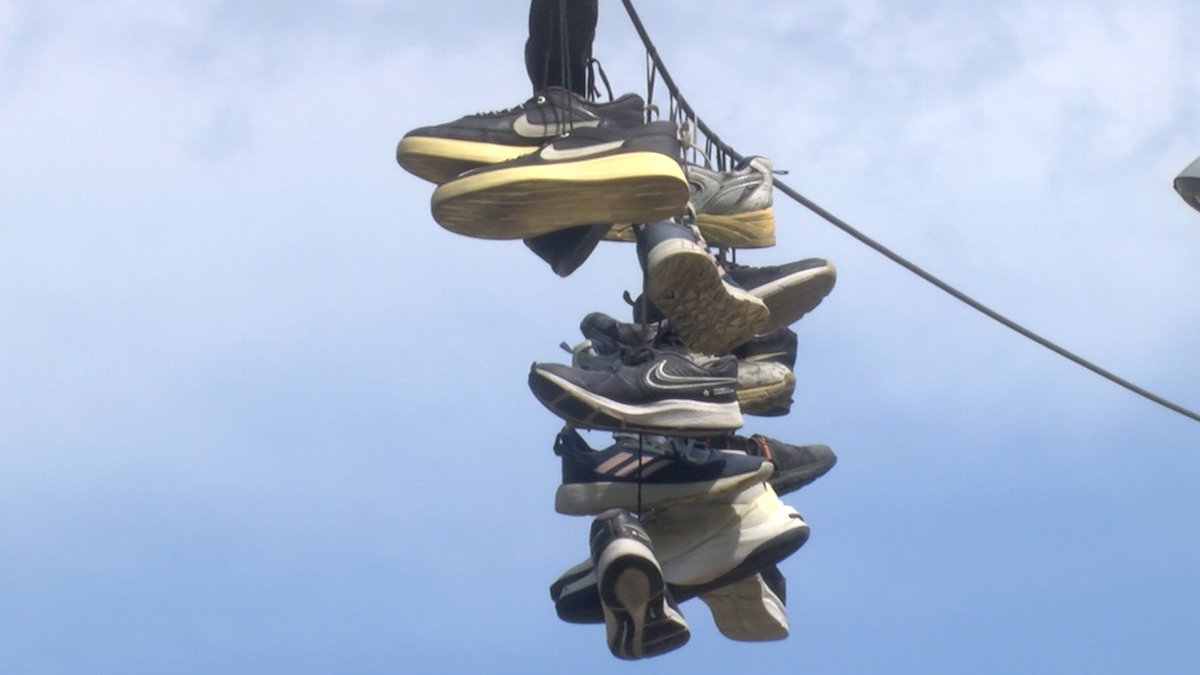 Bağcılar'da elektrik tellerine ayakkabı asıldı