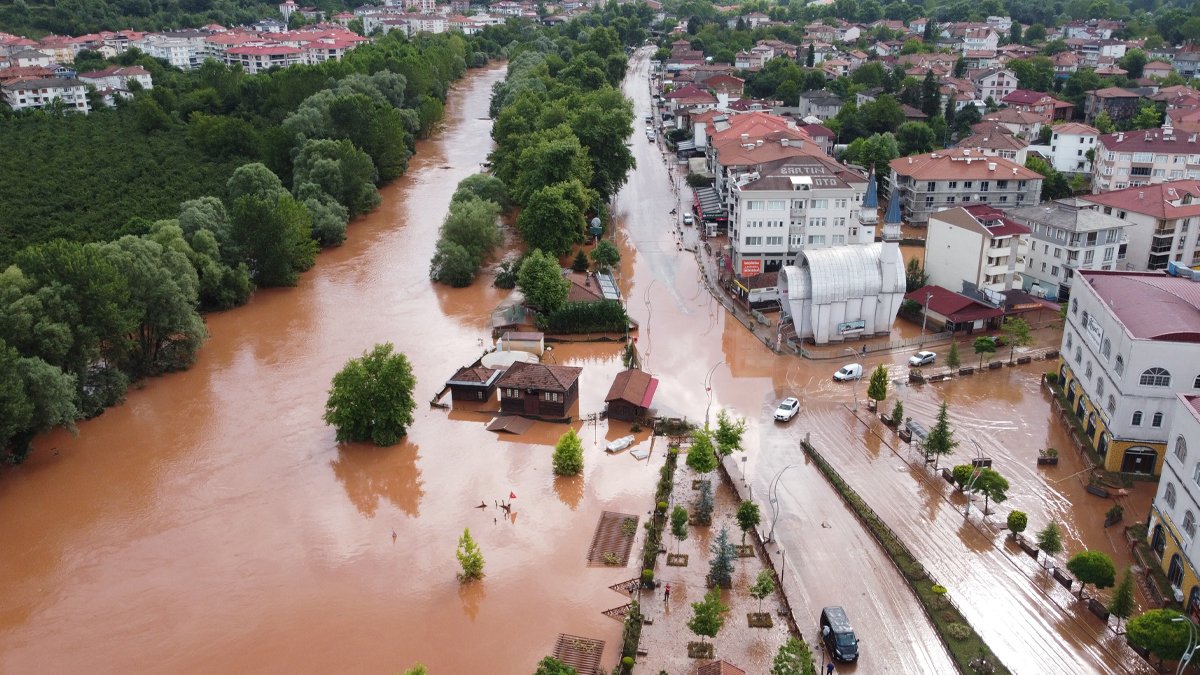 Bakan uyardı! Şiddetli yağış sürecek: 4 ilde bu geceye dikkat