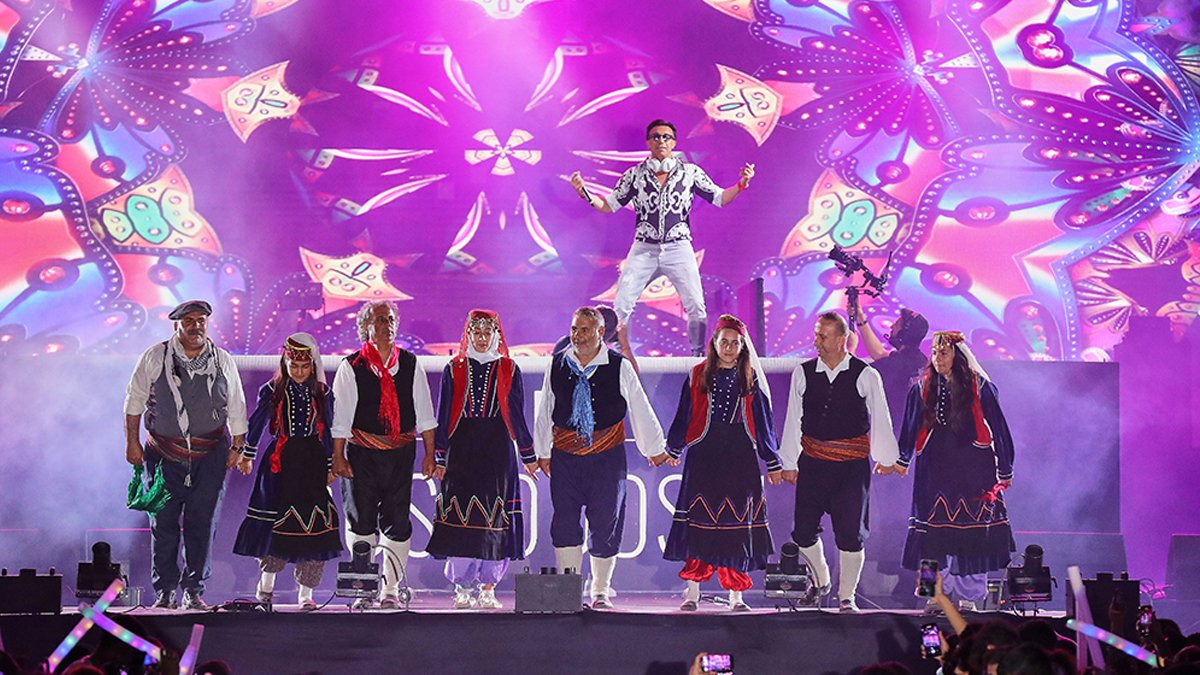 Ünlü iş insanı DJ kabininin başına geçti: Binlerce kişi halay çekti