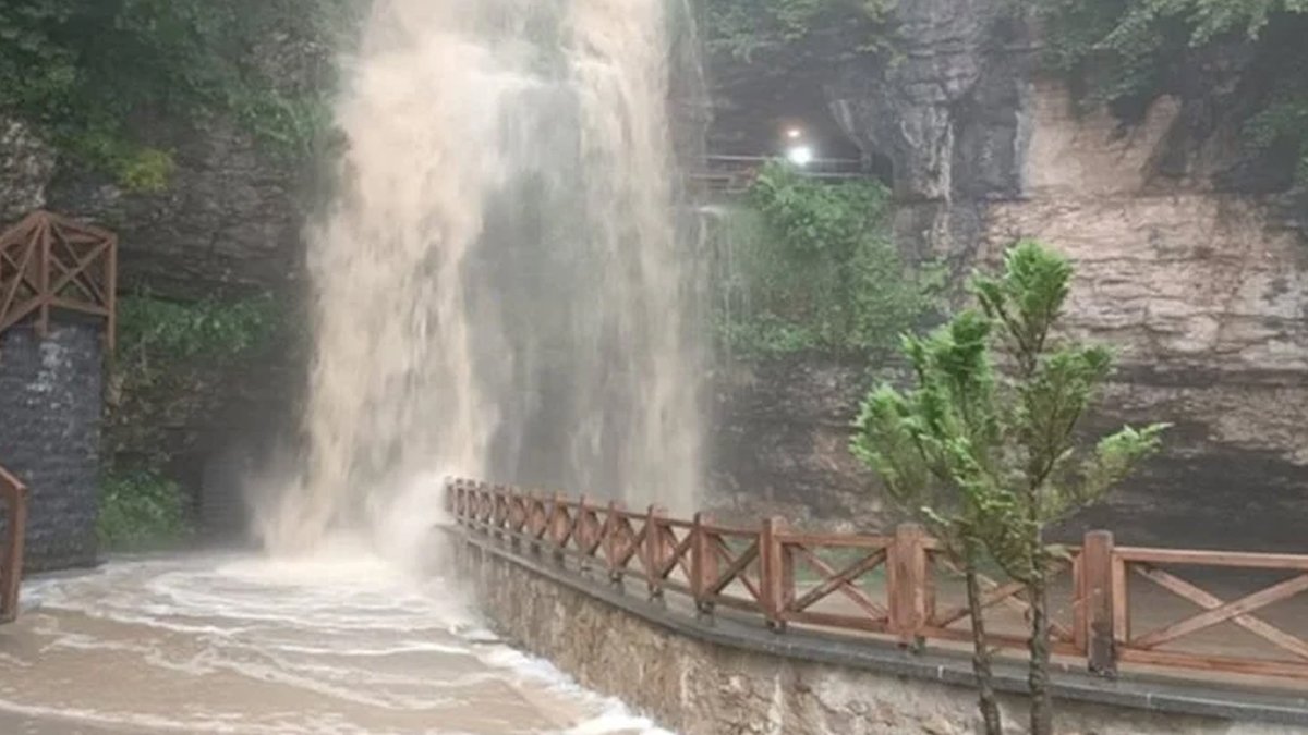 Aşırı yağış turizm merkezini kapattı