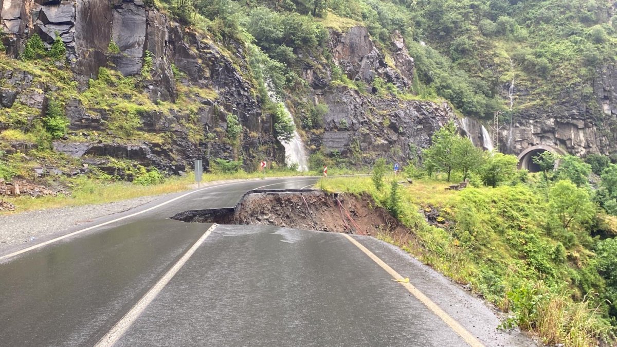 Ordu'da asfalt dereye uçtu: O anlar kamerada