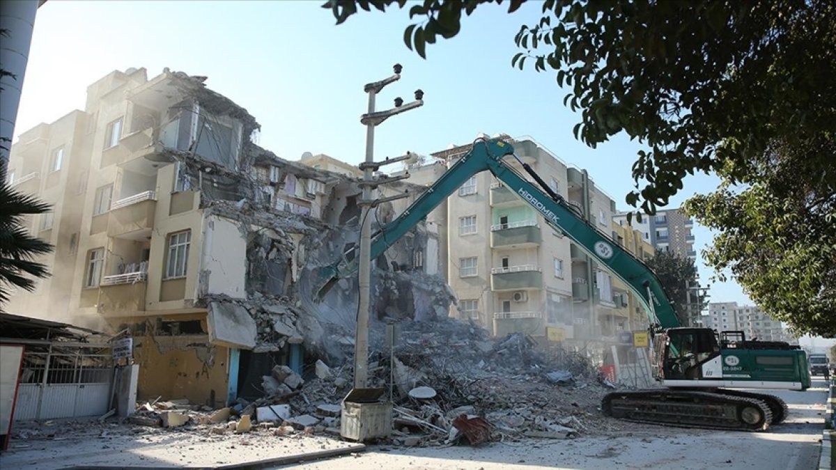 Osmaniye’de ağır hasarlı binalar yaşamı tehdit ediyor