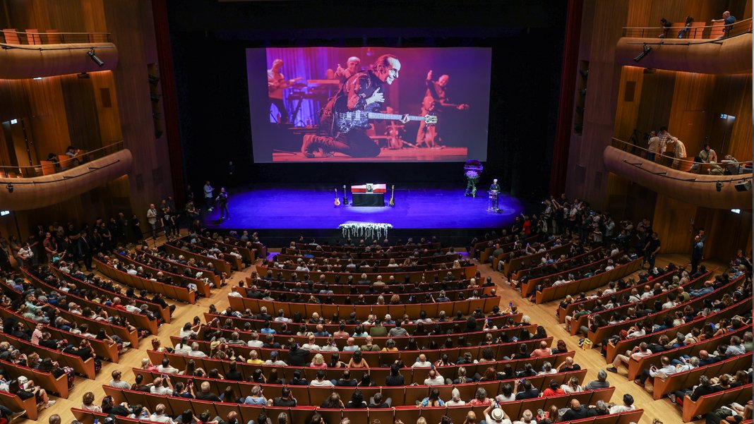 MFÖ'nün Özkan Uğur'a vedası herkesi ağlattı: Alanson ve Güner gözyaşlarını tutamadı