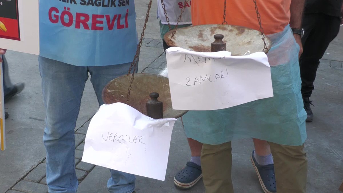 Memurlar zamları böyle protesto etti: Tezgah açıp patates, soğan, simit sattılar