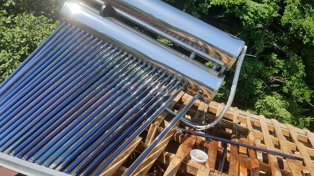 Evinin çatısını tamir etmek isterken yanarak can verdi