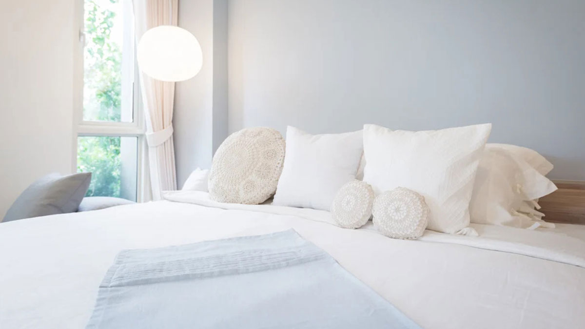 Otel çarşafları meğer bu yöntemle bembeyazmış! Sadece bir kaşığını süngere döküp lekeli bölgeye sürün