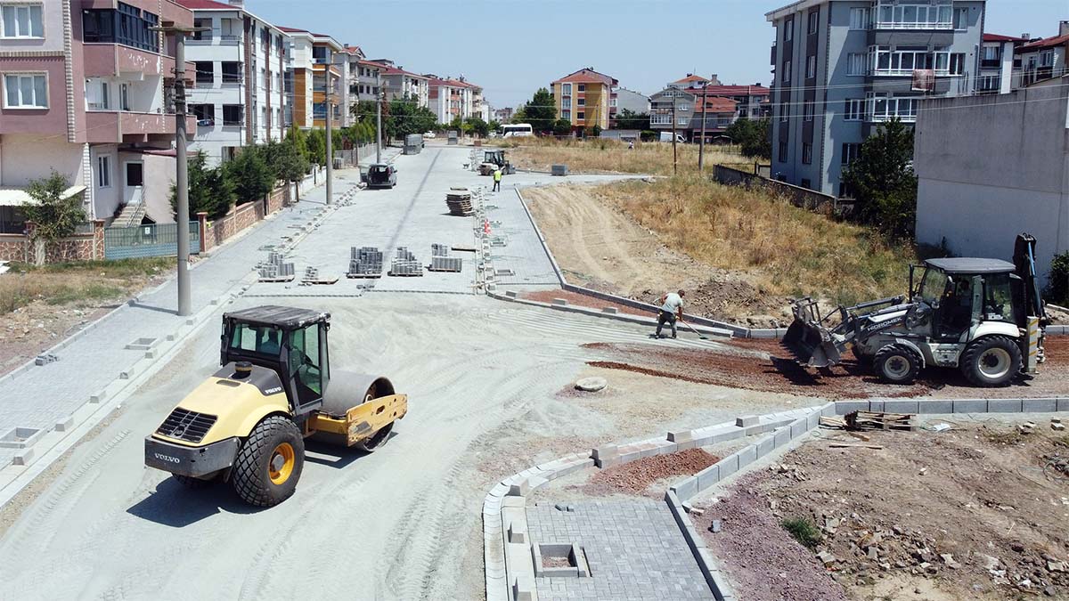 Ekipler, kilit taşı ve kaldırım çalışmalarını sürdürüyor