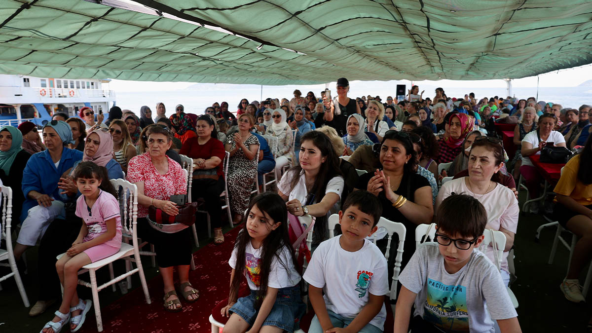 Binlerce kadın İstanbul Boğazı’yla buluştu
