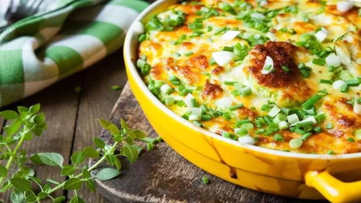 Yaz sofralarında herkes parmaklarını yiyecek! Hem hafif hem de çok pratik! Kaşarlı kabak graten tarifi…