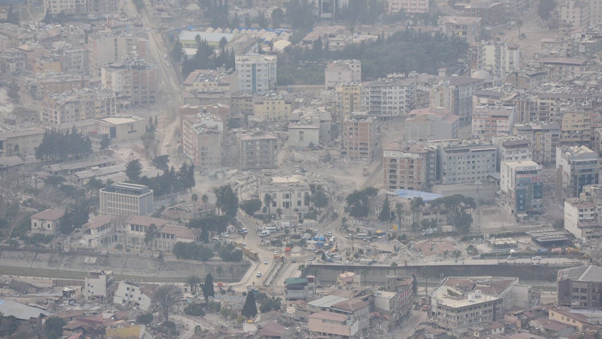 Samandağ'ı koza gibi sardı: Depremden kurtulduk ama toz bizi öldürecek