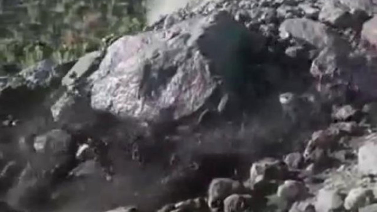 Ağrı Dağı'nda eriyen buzullar dev kayaları sürükledi