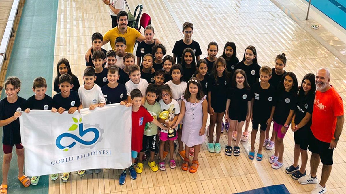 Yüzücüler, kupayı Çorlu’ya getirdi