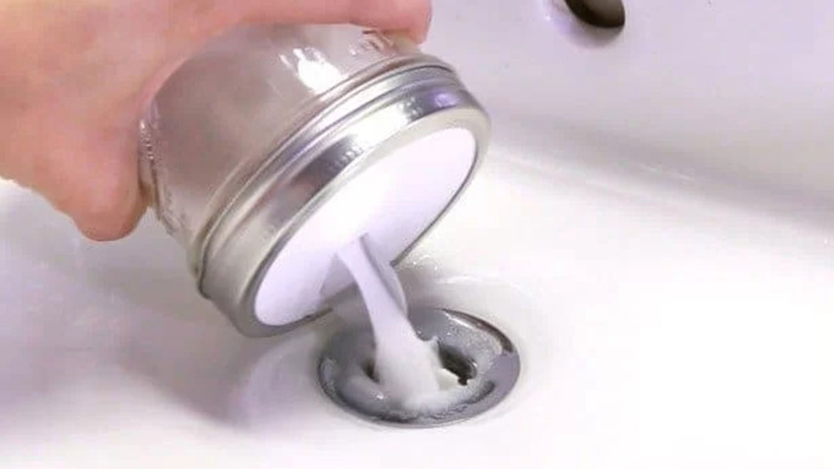 Tıkanan banyo giderini anında açıyor! Bir bardak dökmek yeterli, tamamen doğal yöntem, kimyasal içermiyor