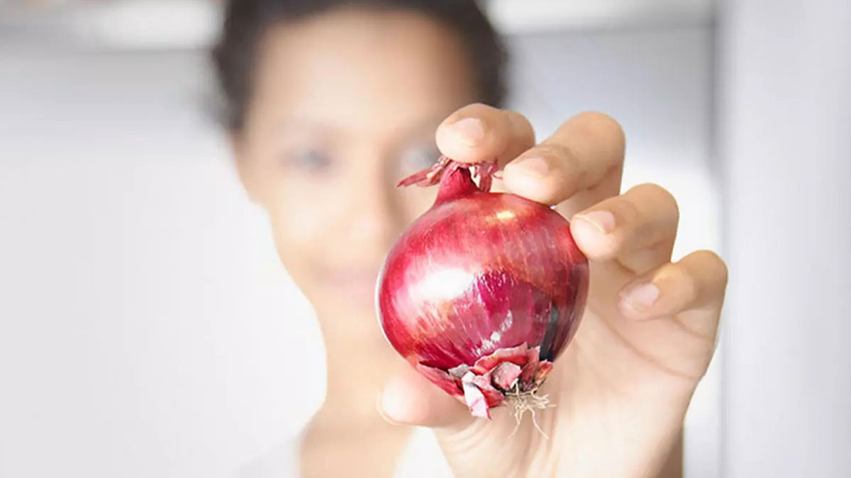 Soğan öyle bir rahatsızlığa iyi geliyor ki, öğrenince kilo kilo alacaksınız! Suyunu çıkarıp sürmeniz yeterli