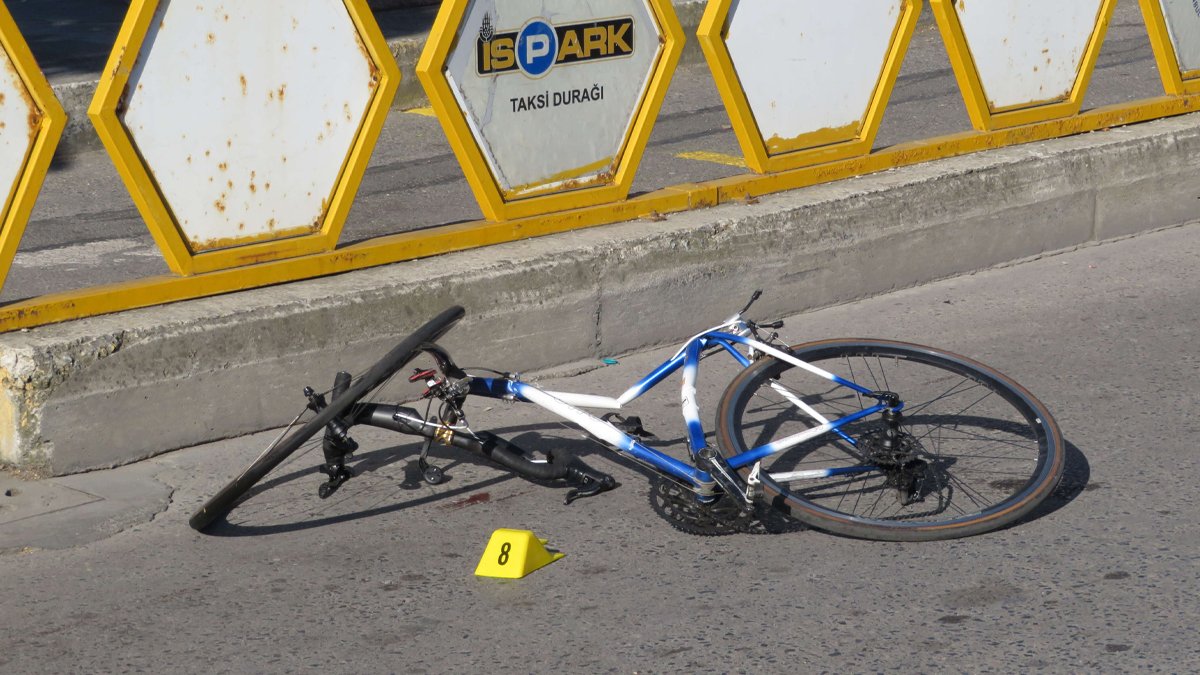 Polisten kaçan şüpheli ortalığı kan gölüne çevirdi: Bisiklet sürücüsü hayatını kaybetti