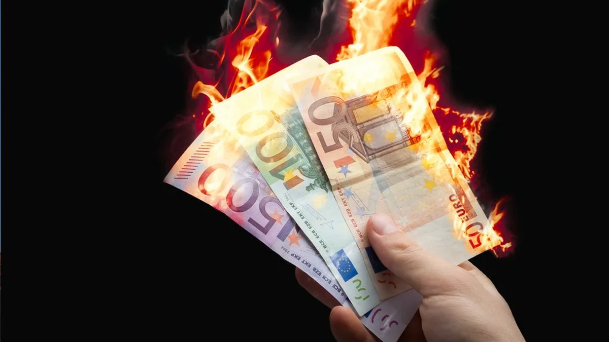 Евро горит. Евро горит. Деньги горят. Евро горит. Сжигает деньги.