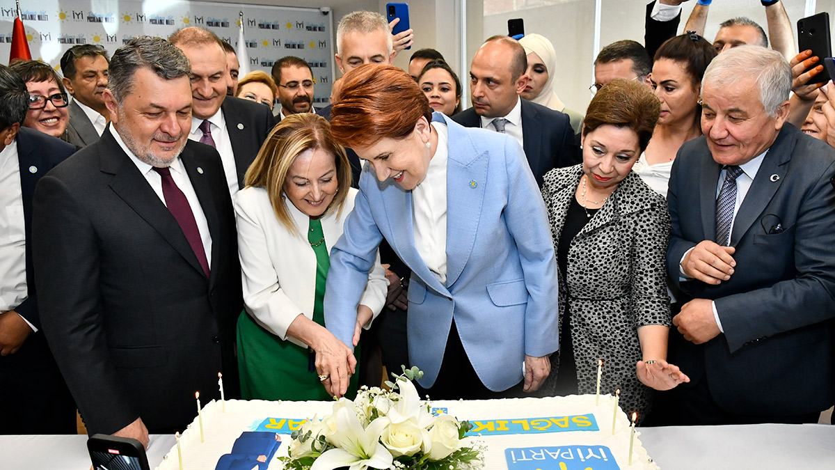 Meral Akşener'e doğum günü sürprizi