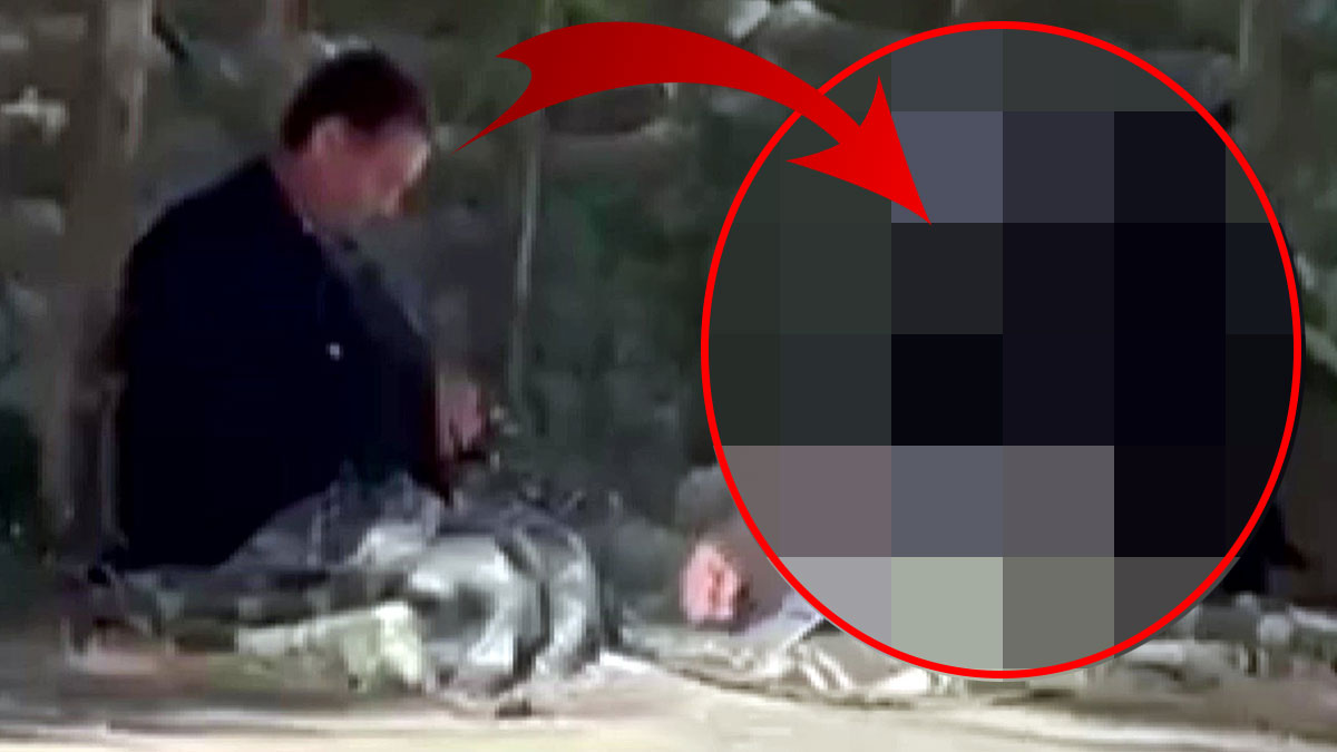 Yol kenarında oturan adam bir anda kadın oldu! Görenleri hayrete düşüren o anlar anbean kaydedildi