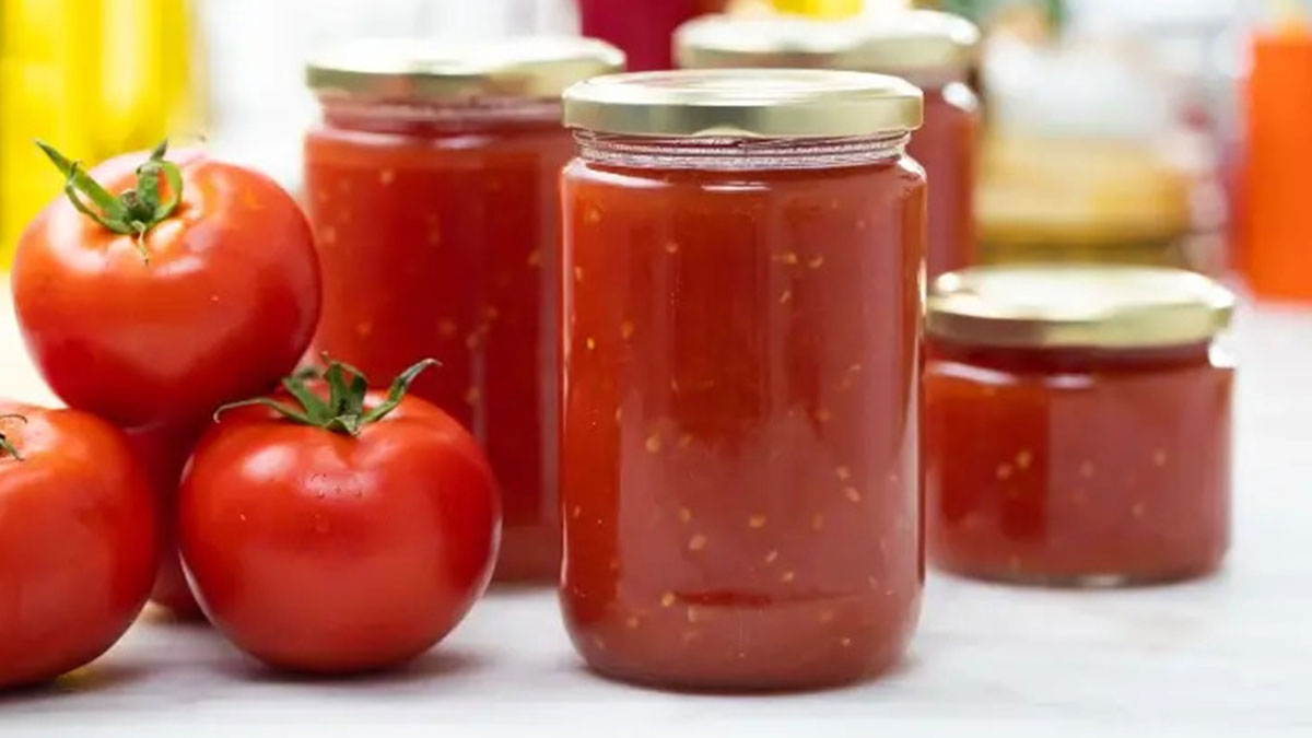 Domates konservesini ilk günkü gibi taze tutmak meğer bu kadar kolaymış! Sadece bir kaşık bundan ekleyin