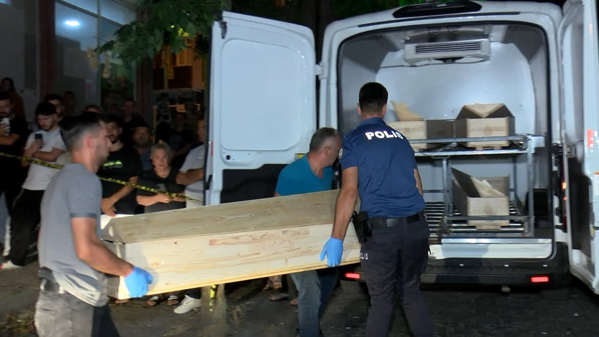 İstanbul'da korkunç cinayet! Gelinine bıçak çeken oğlunu öldürdü