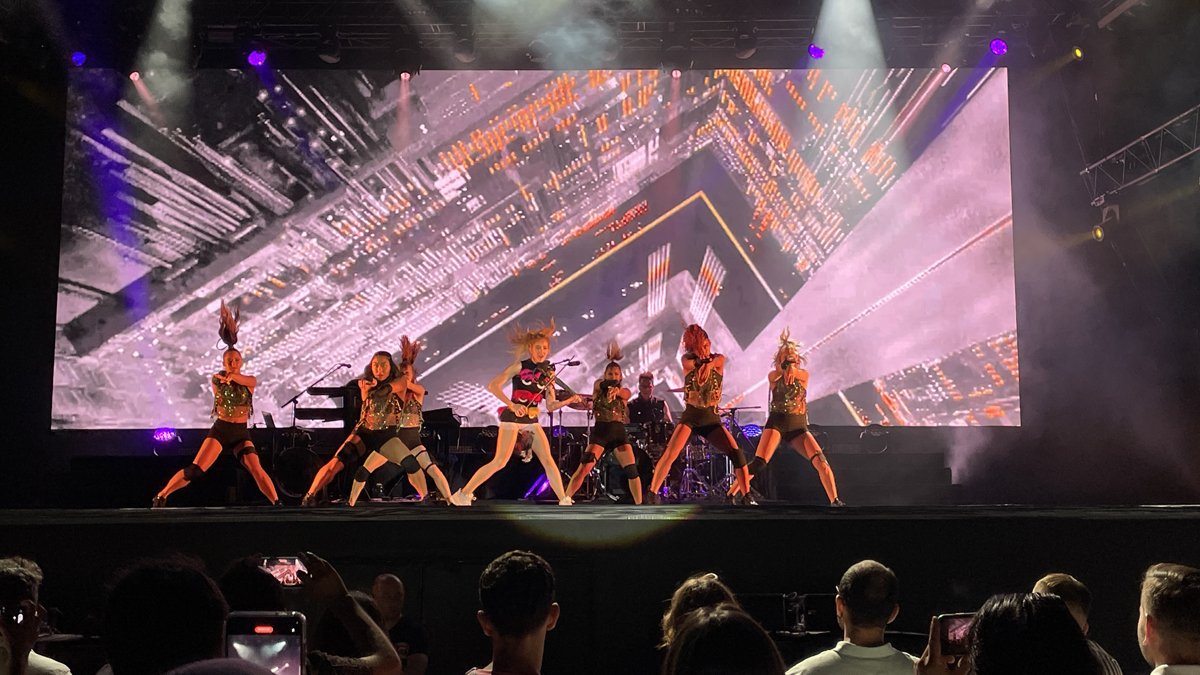 Lindsey Stirling sahnede kemanıyla dans etti