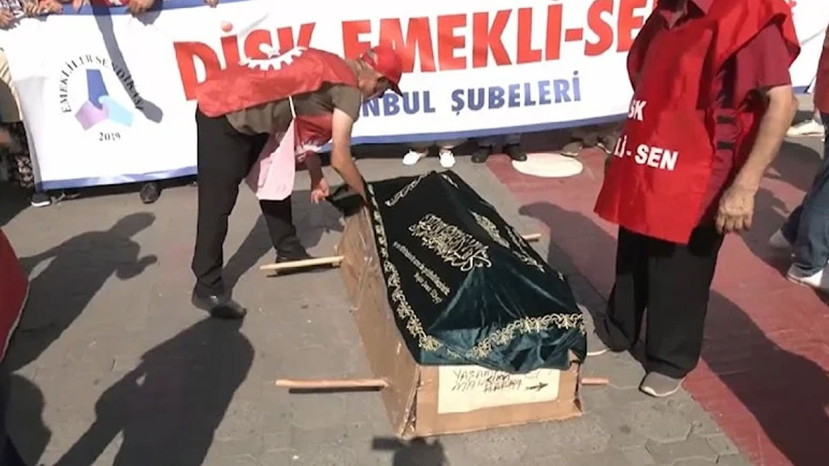DİSK'ten 'tabutlu' eylem: Emekli geçinemiyor, emekli gezemiyor