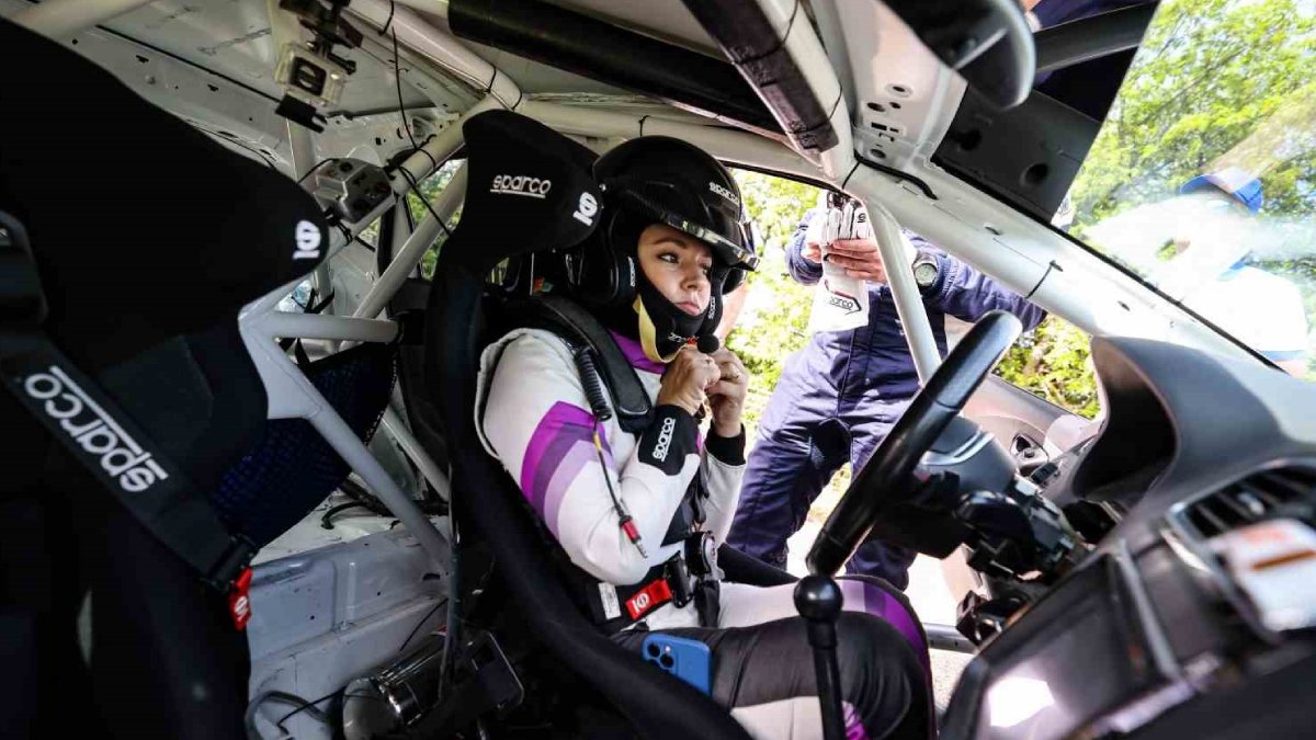 Bir eli direksiyonda, diğer eli gaz ve frende: Kübra rüzgarla yarışıyor!