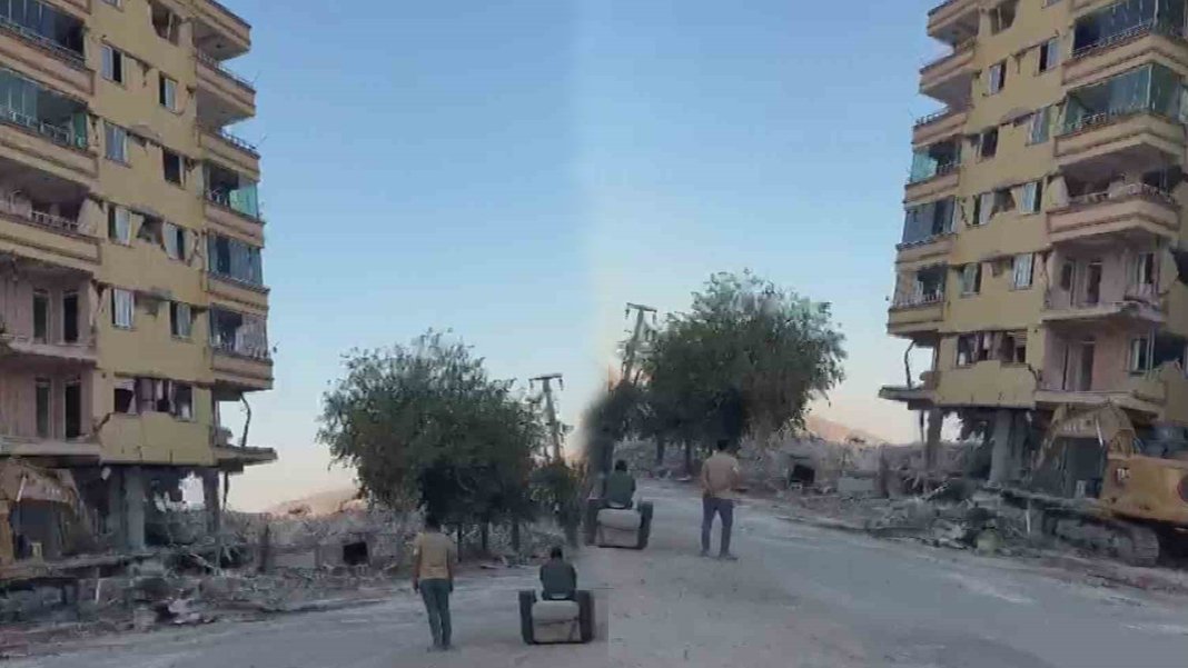 Canlarını hiçe sayıp film gibi izlediler: Çökme anı ve panik kamerada