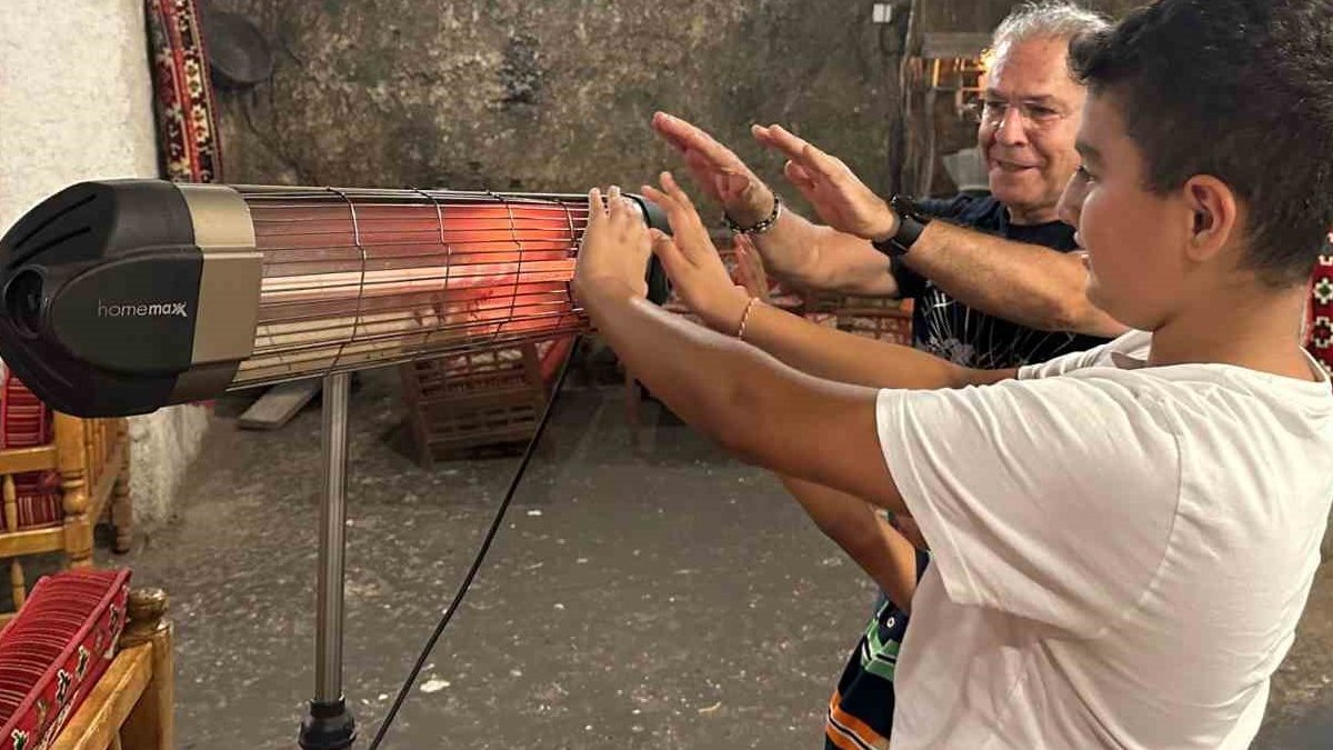 Her yer sıcaktan kavruluyor ama orası buz gibi: Yaz günü ısınmak için soba yakıyorlar