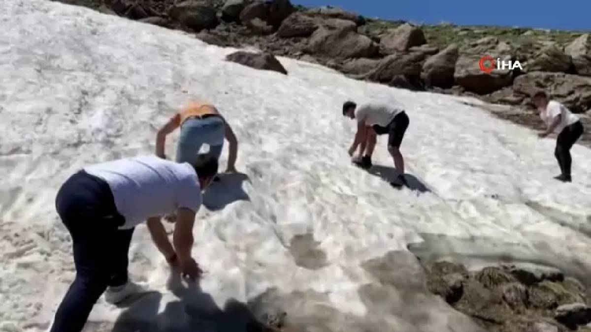 Türkiye yanıyor o ilimizdekiler kartopu oynuyor! Temmuz'un ortasında kar yağışı mucizesi