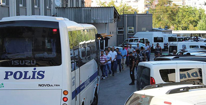 İzmir Foça'da gözaltına alınan 206 askerden 100'ü serbest bırakıldı