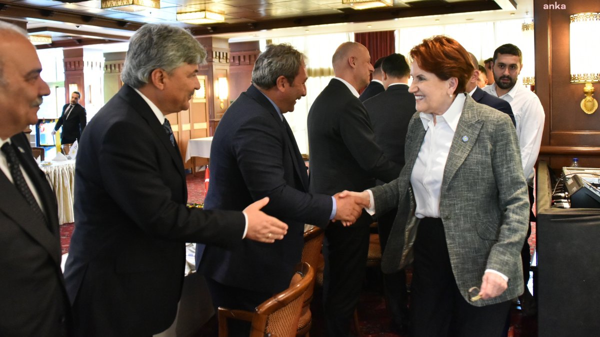 Akşener partisinin milletvekilleriyle bir araya geldi