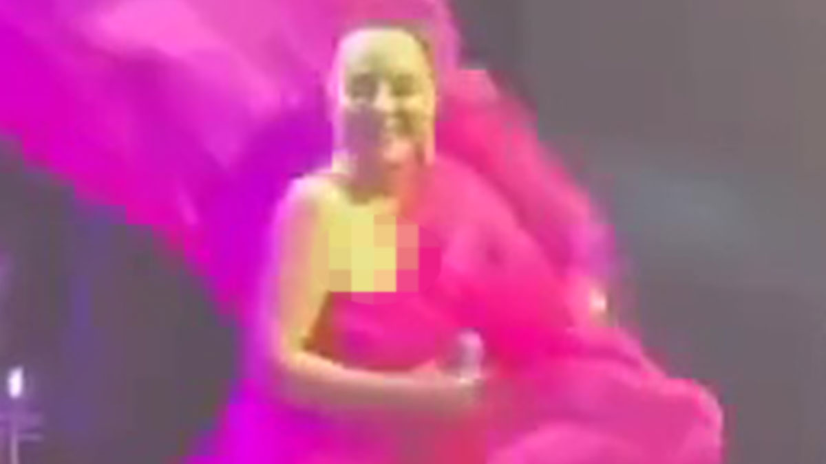 Ebru Gündeş'e sahnede 'iş kazası' şoku! Bir anda havalandı, ne yapacağını bilemedi