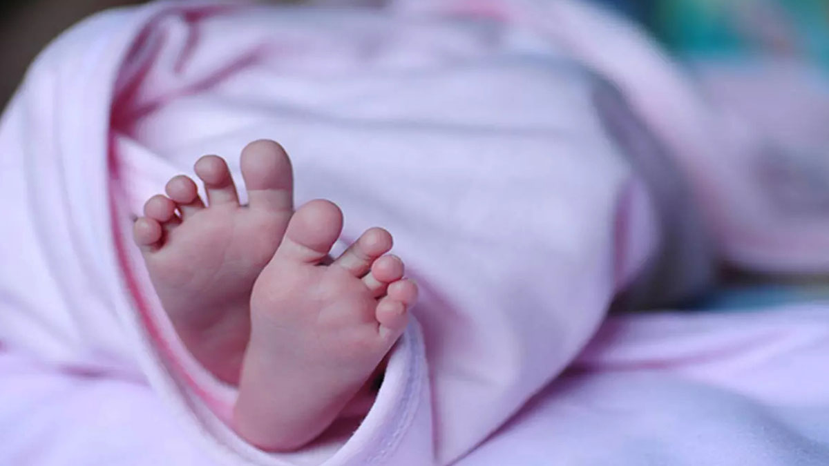 Hayat pahalılığı bunu da yaptırdı: 8 aylık bebeğini bakın ne almak için sattı!