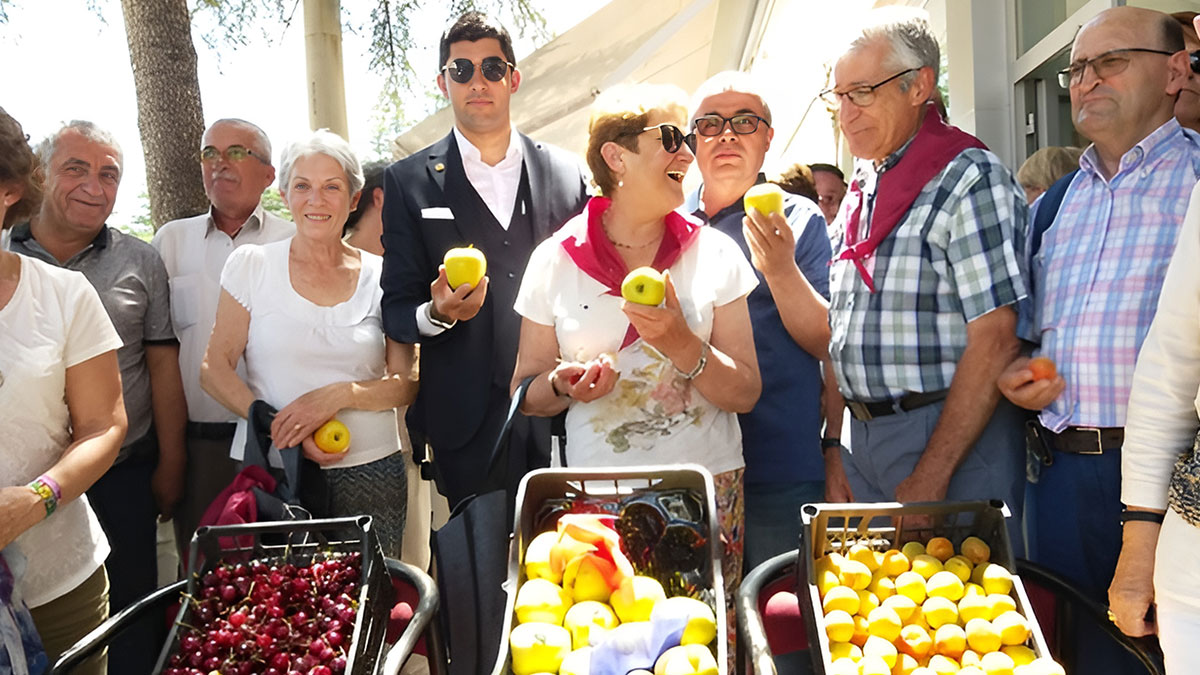 Sadece kendi soyduğunuz meyveleri yiyin! İngiltere'den Türkiye'ye gidenlere yaptığı uyarının nedeni belli oldu