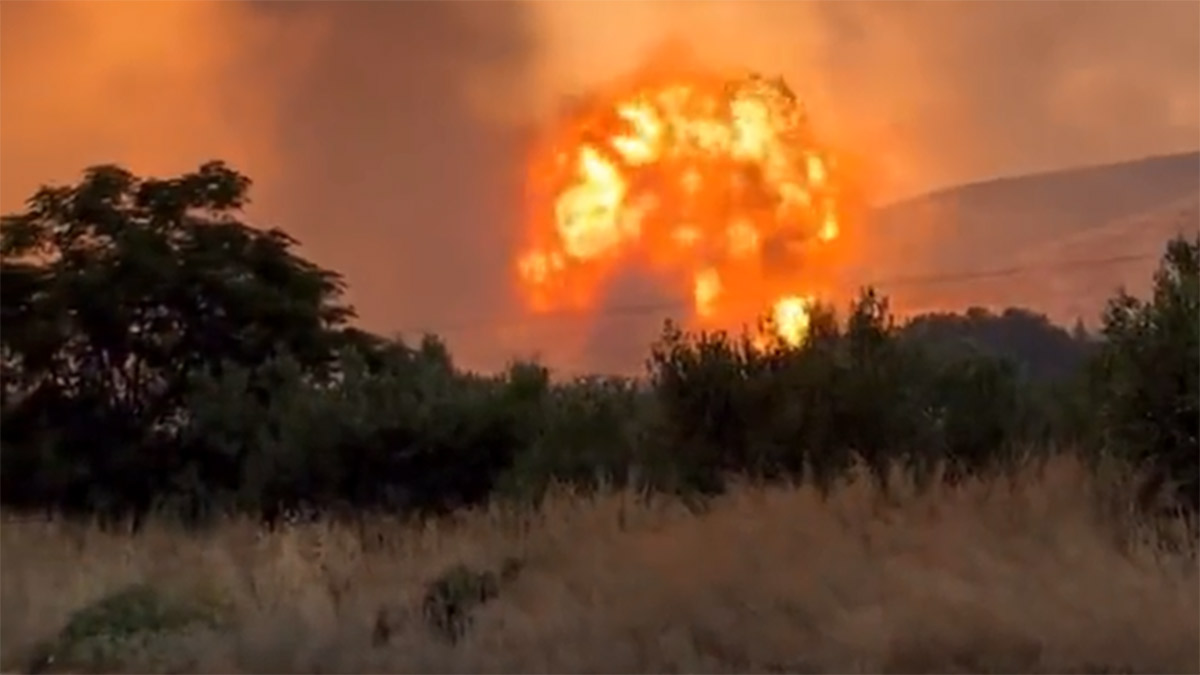 Yangınlarla mücadele eden Yunanistan'da patlama! Mühimmat deposu havaya uçtu