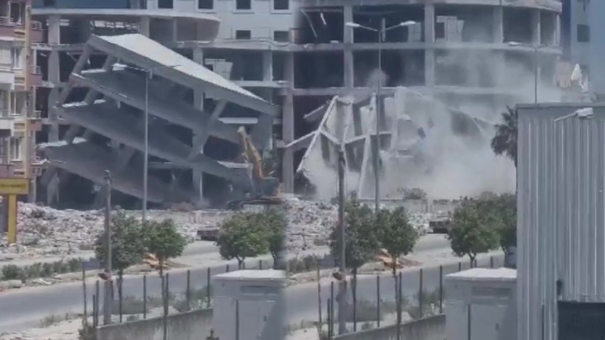 Yıkılan bina iş makinesinin üzerine devrildi: Korku dolu anlar kamerada