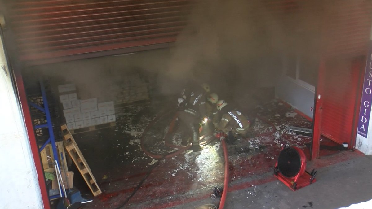 Sarıyer'deki gıda deposu alevlere teslim: Yangın kontrol altına alındı