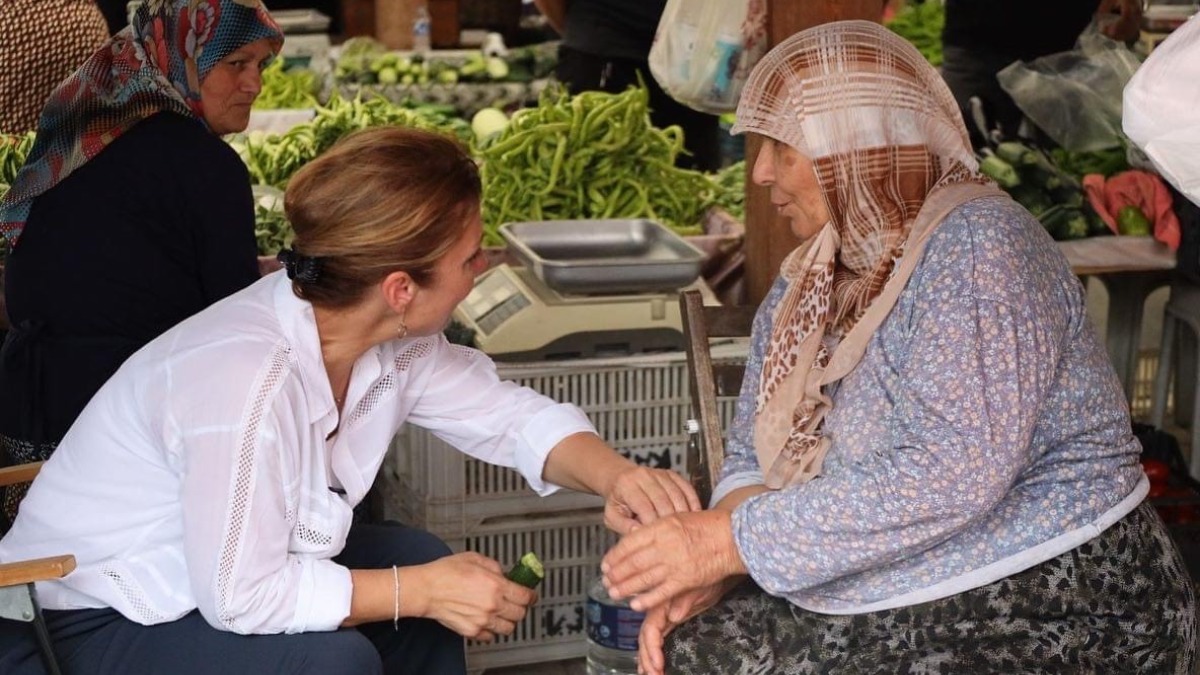 Başkan Köse’den sıcaktan bunalan pazarcı esnafına ve vatandaşlara limonata ikramı
