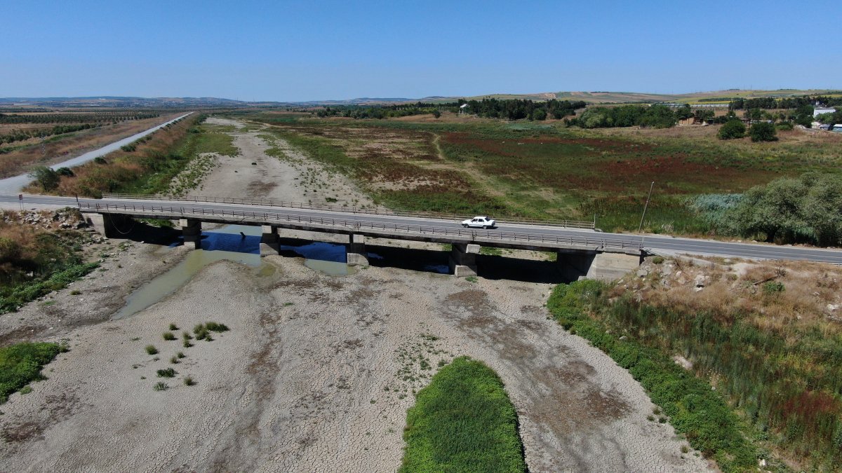 Büyükçekmece Gölü'nde korkutan görüntü: Balık tutulan yerlerden geriye parçalanmış toprak kaldı